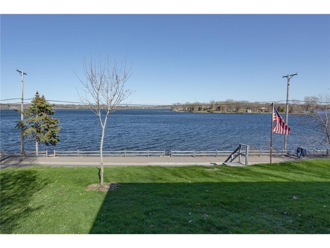 Building Photo - 2331 W Medicine Lake Dr