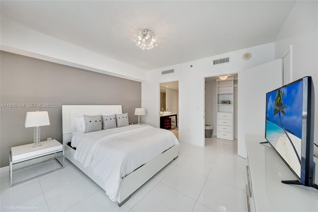 Building Photo - 495 Brickell Ave