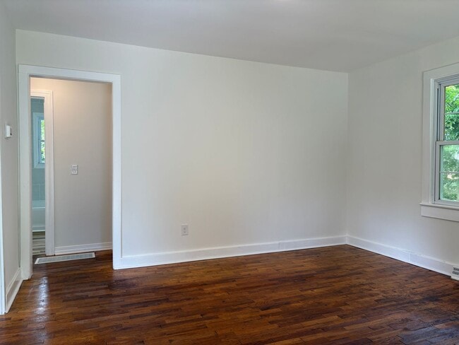 Building Photo - 2 Bedroom, 1 Bathroom House in Winston-Salem!
