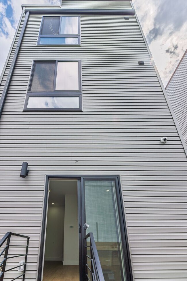 Building Photo - 137 E Cumberland St