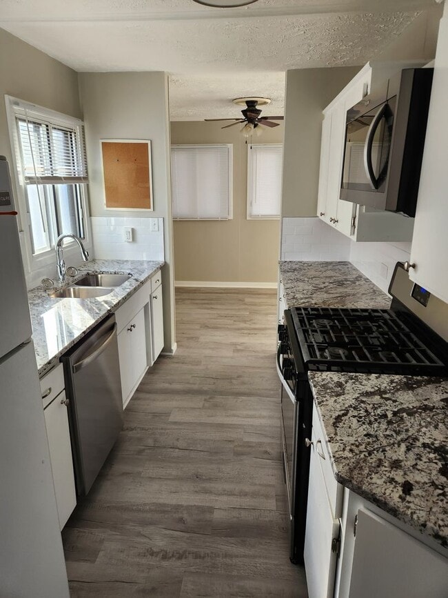 Building Photo - 3 bed, 2 bath, 1 car garage Newly remodeled with fenced backyard!