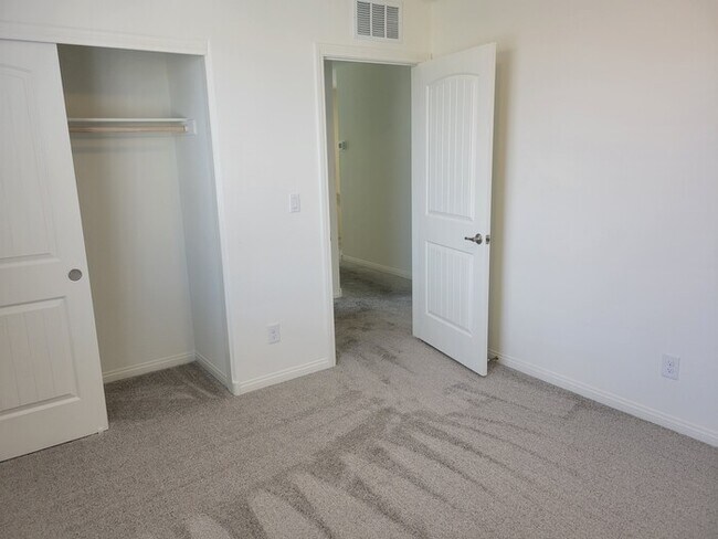 Building Photo - Beautiful 4 bedroom home!