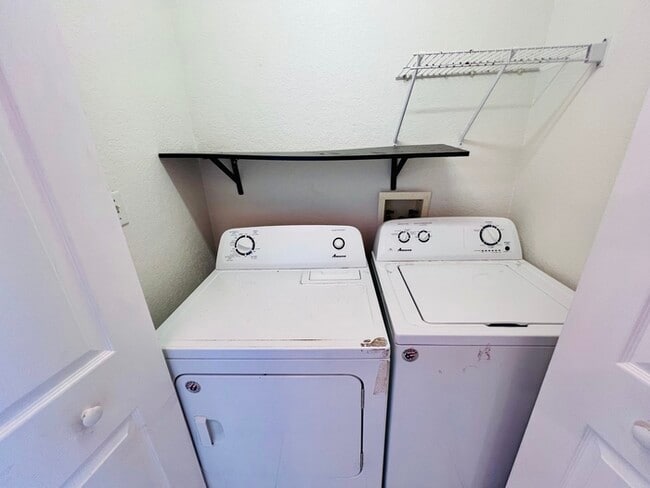 Building Photo - Completely Renovated 3 Bed 2 Bath Condo