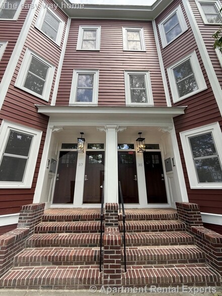 Building Photo - 35 Gore St