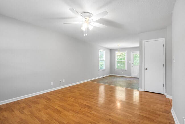 Building Photo - 3 Bedroom Pet Friendly Home For Rent!