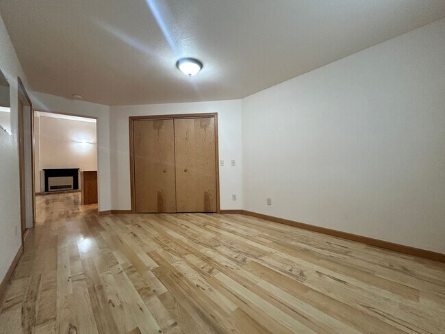 Building Photo - 1 bed 1 bath Duplex in South Hamilton with Large Shop
