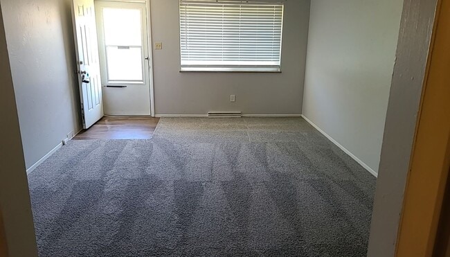 Building Photo - Updated 2 Bedroom Apartment with Private P...