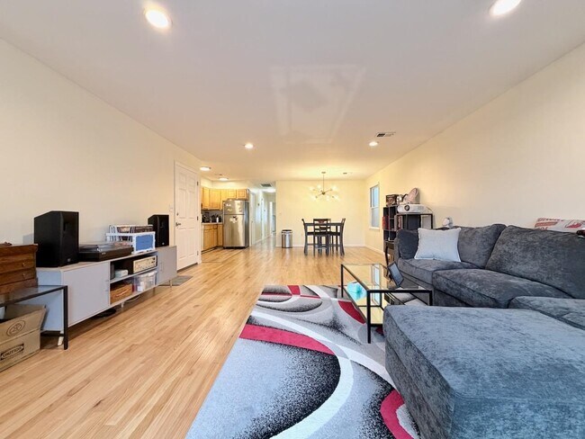 Building Photo - 378 7th St