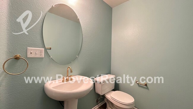 Building Photo - 5 Bedroom, 3.5 Bathroom Victorville Home w...