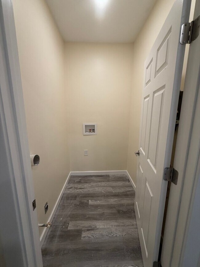 Building Photo - 5 Bedroom 2 full bath spacious home