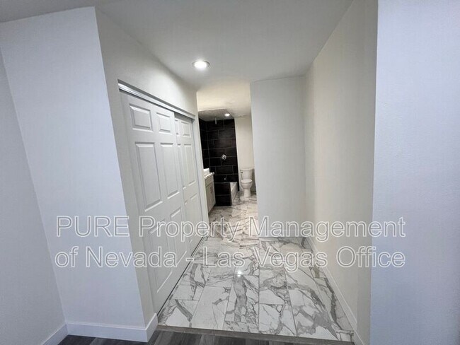 Building Photo - 1405 E Vegas Valley Dr