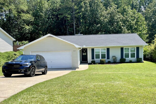 Building Photo - 717 Redwood Park