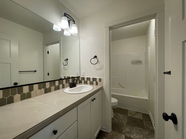 Building Photo - 4Bd/2.5Ba Gresham Home ~ Community Playgro...