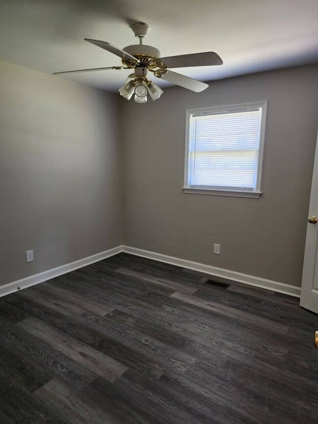 Building Photo - Old Ebenezer RD 3 bedroom 2 bath