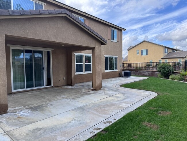 Building Photo - Large Newer Home - 4 Bedroom / 3 1/2 Bath