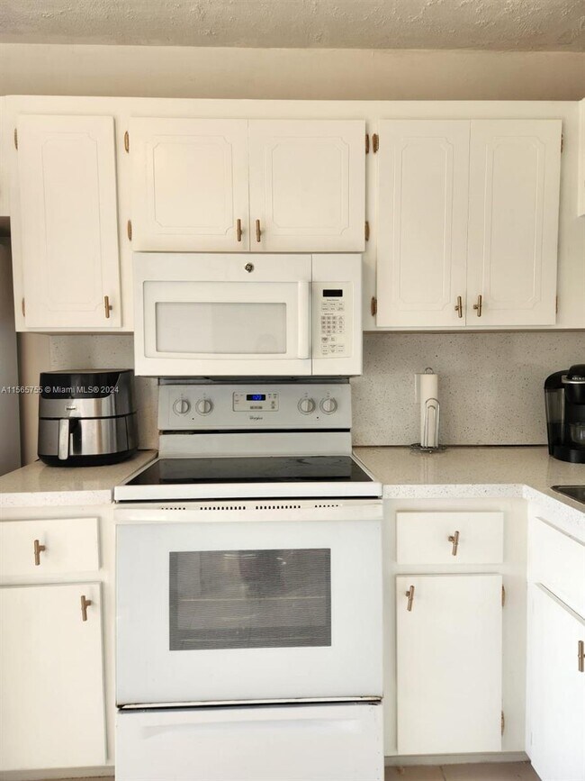 Building Photo - 3571 Inverrary Dr