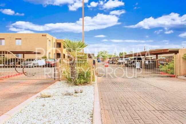 Building Photo - 1810 E Blacklidge Dr