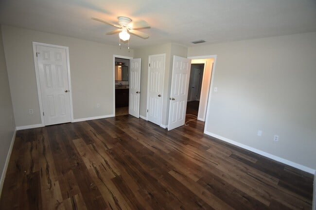 Building Photo - 3BR/1.5BA two story Townhouse