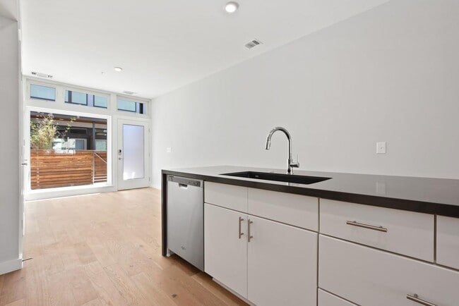 Building Photo - 2002 E 7th St