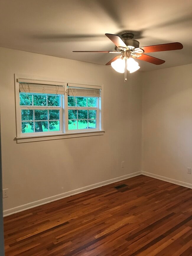 Building Photo - 1601 Woodvale Dr NW