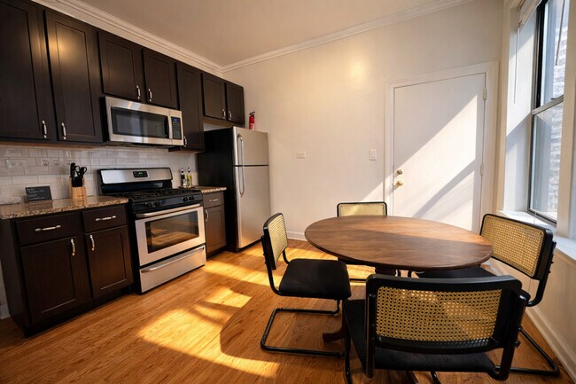 Building Photo - 906 N Damen Ave