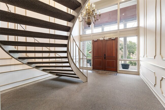 Building Photo - 2824 Briarhurst Dr