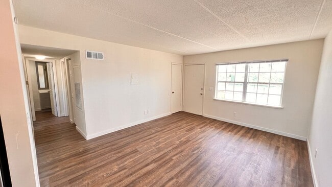 Building Photo - Fresh Paint, New Floors, 2/1 Available NOW