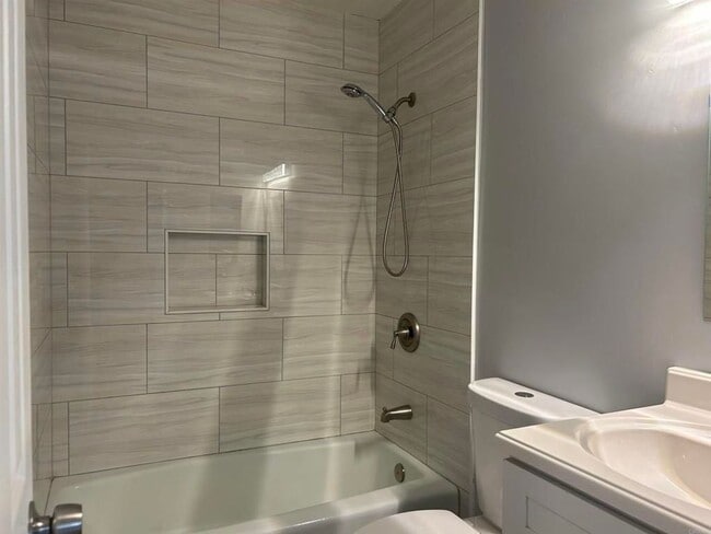 Building Photo - ***Available Now***  4 bedroom, 2 bath hom...