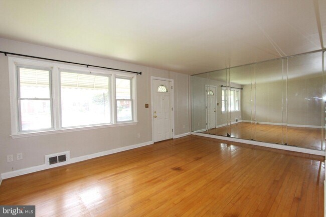 Building Photo - 1612 Sherwood Ave