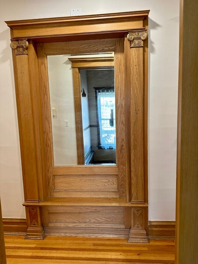 Building Photo - 5719 N Kenmore Ave