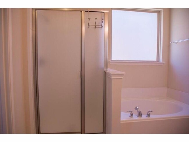Building Photo - 4 bed 2.5 bath in Brookstone Community!!