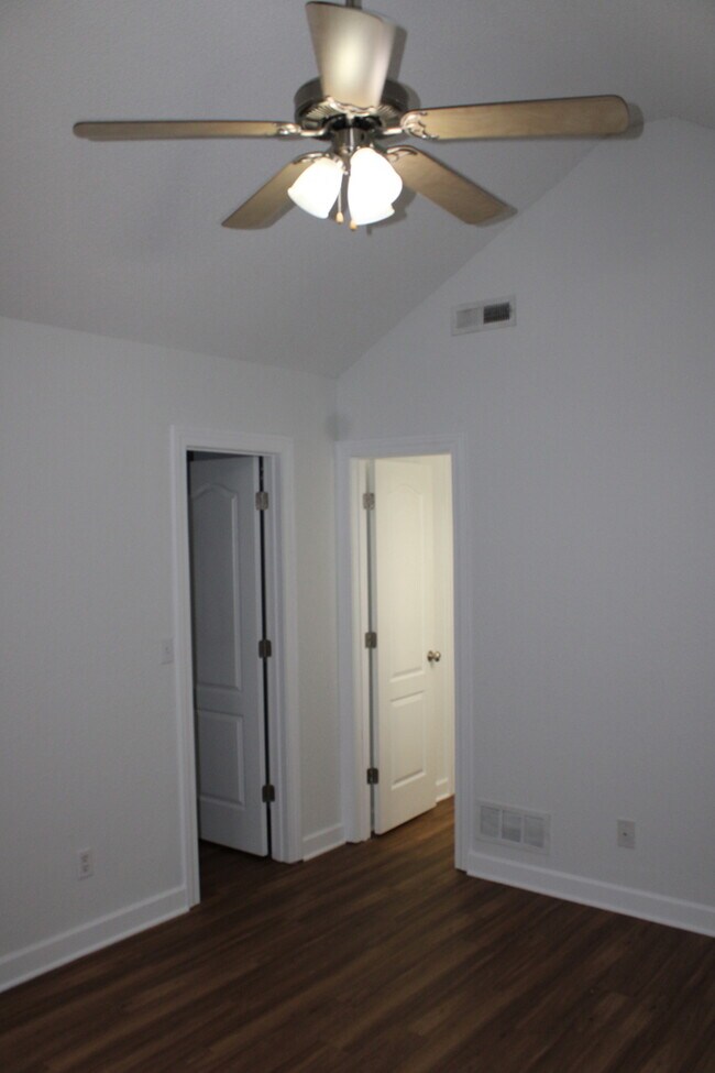 Building Photo - Beautiful 3 bedrooms and 2.5 baths with vanity in ALL ELECTRIC townhome in Blue Springs, MO