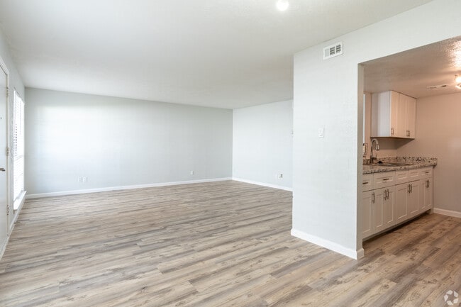 2X1 DINNING AND LIVINGROOM - Your Next Home Awaits at Sun Ridge Apartments