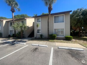 Building Photo - Second Floor 2/1 Condo - Includes Water/Se...