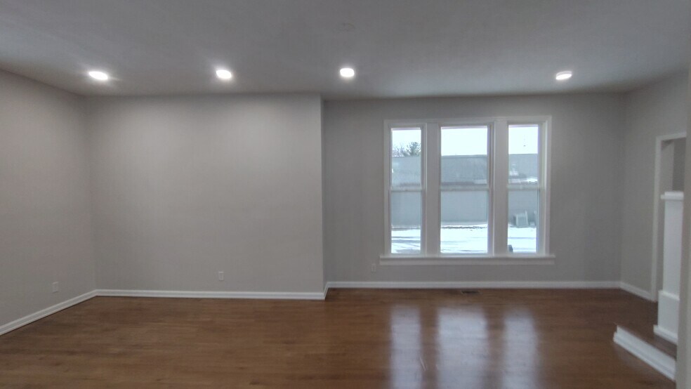 Building Photo - 223 Ash St