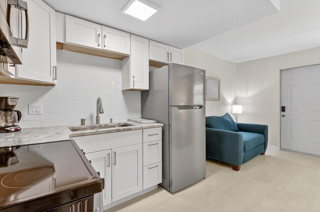 Building Photo - 2305 Tamarind Dr