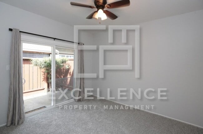 Building Photo - 2/1 Duplex with Step Down Office, 1 Car Ga...