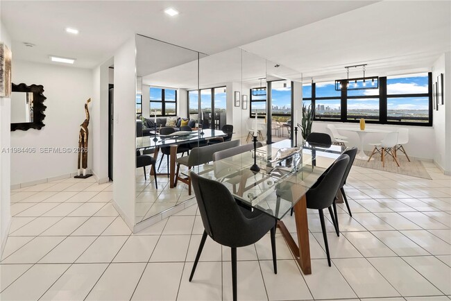 Building Photo - 2555 Collins Ave