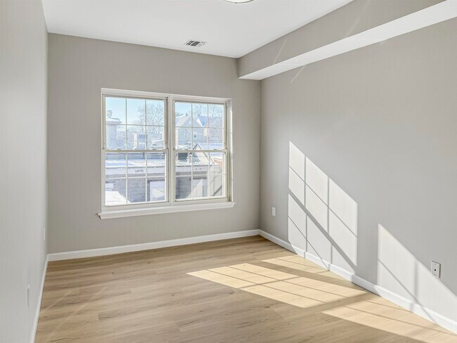 Building Photo - 729-731-731 Broadway