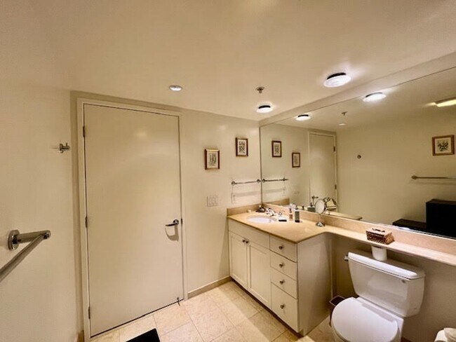 Building Photo - Rare luxury downtown condo w/parking, pool, hot tub and roof deck w/Bay Bridge Views!