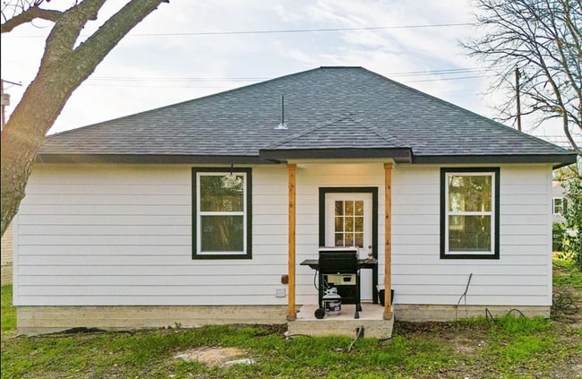 Building Photo - MUST SEE!!! Beautiful Home - Won't Last Lo...