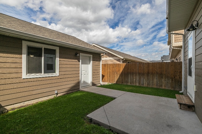 Building Photo - 979 Twin Lakes Ave