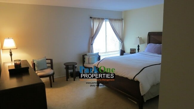 Building Photo - New Carpet, New Paint Close to the Elevator in the Keys