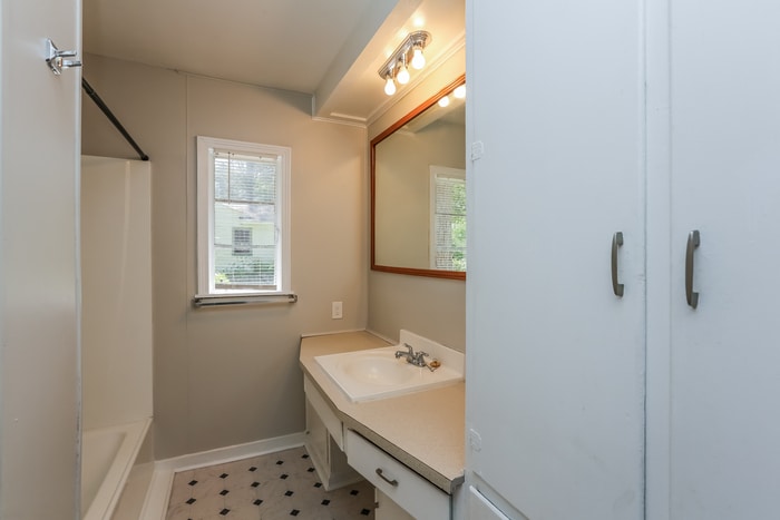 Building Photo - 216 Cedarhurst Dr