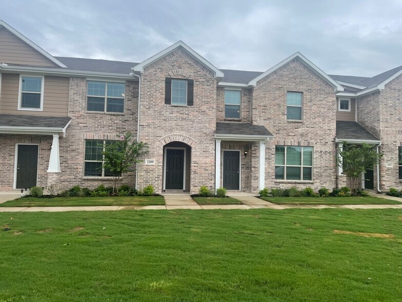 Front view - 2209 Greystone Dr