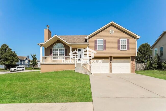 Primary Photo - 3 Bed 2.5 Bath Raymore Beauty!