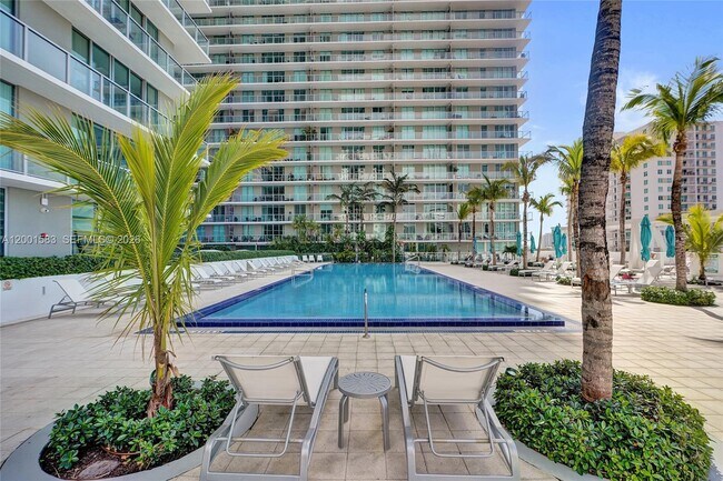 Building Photo - 1111 SW 1st Ave