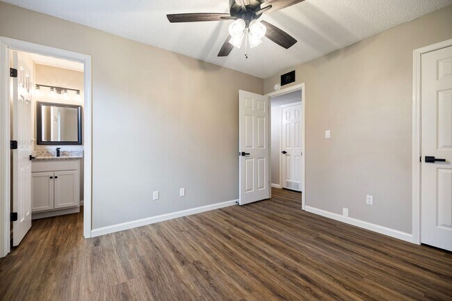 Building Photo - 1105 Brentwood Dr