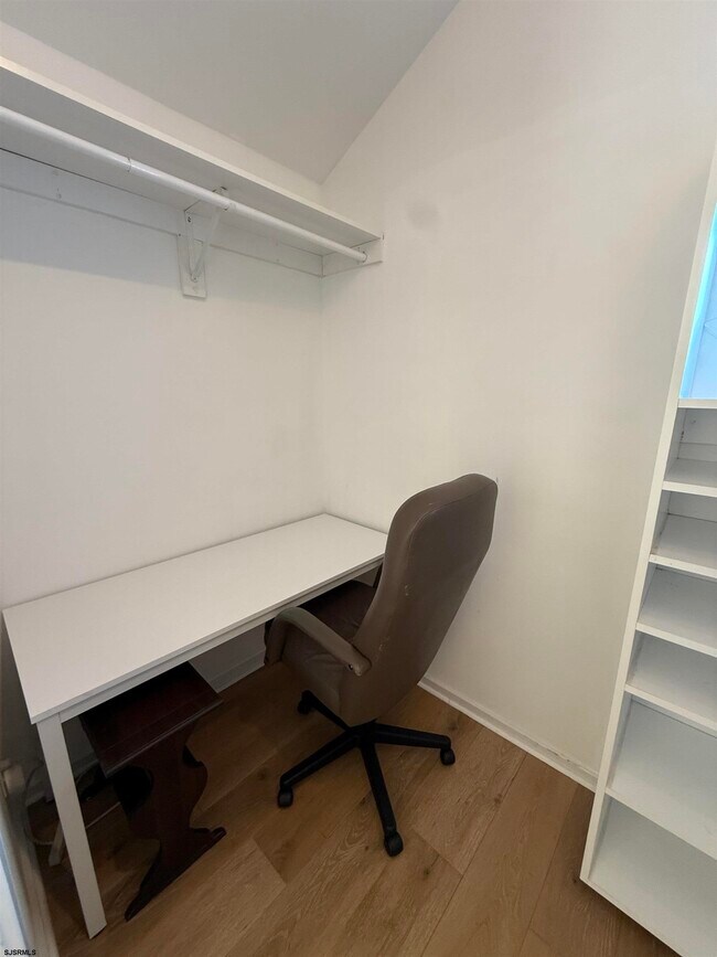 Building Photo - 4 S Iroquois Ave