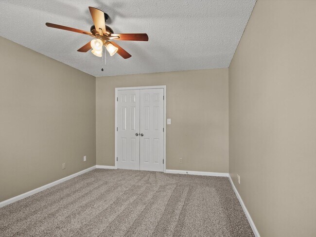 Building Photo - Large lot and close to town.